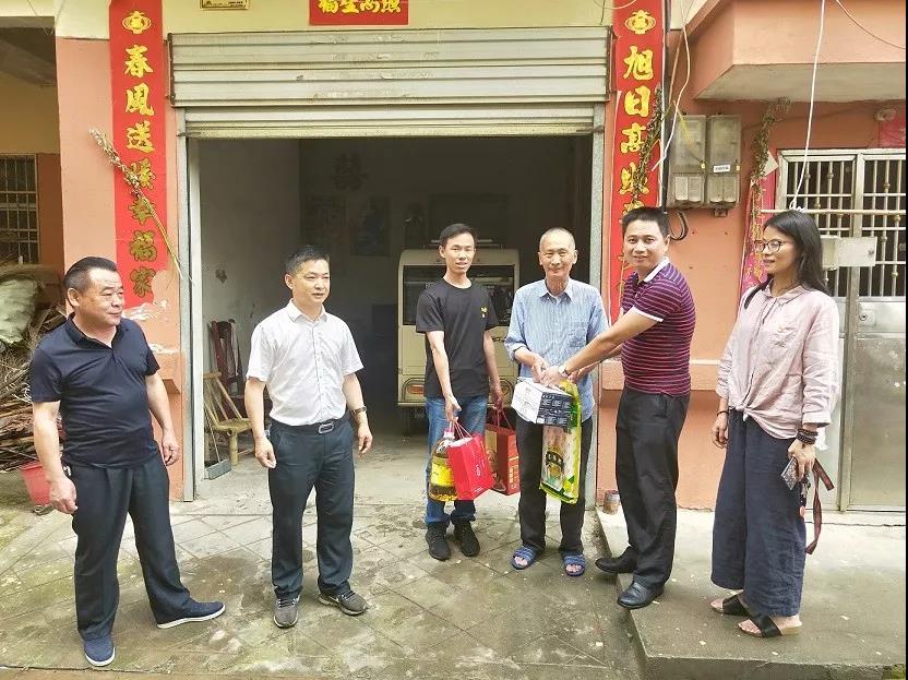 集团机关党支部开展“慰问贫困户 情暖端午节”党日活动