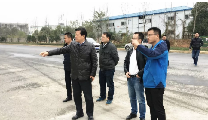 集团董事长谢荣华再次深入集团文明城市创建施工现场巡查