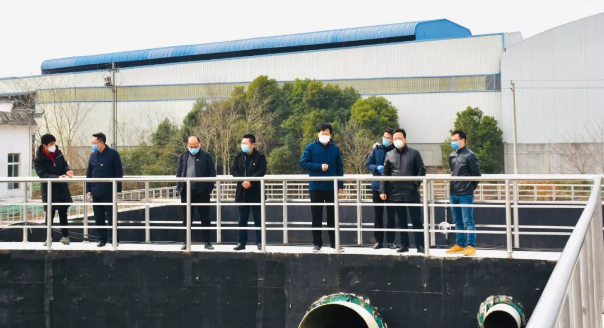 集团董事长谢荣华带队调研白水湖污水处理厂