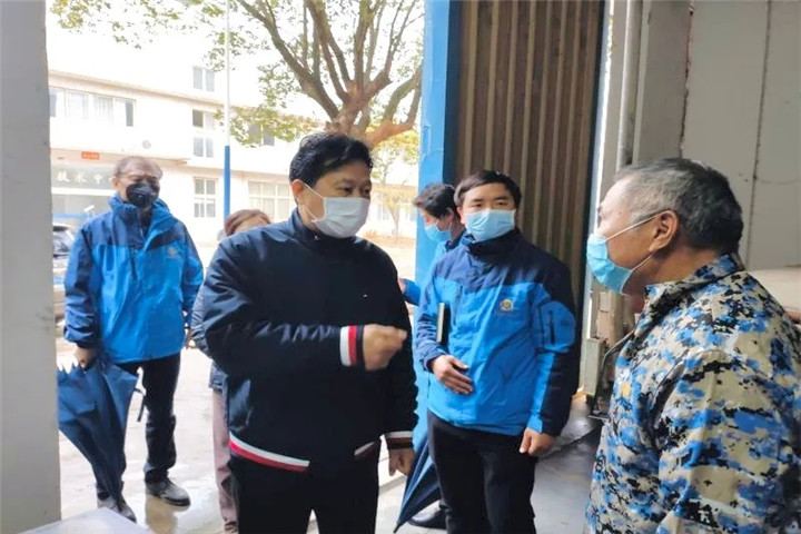 谢荣华调研复工复产后企业情况