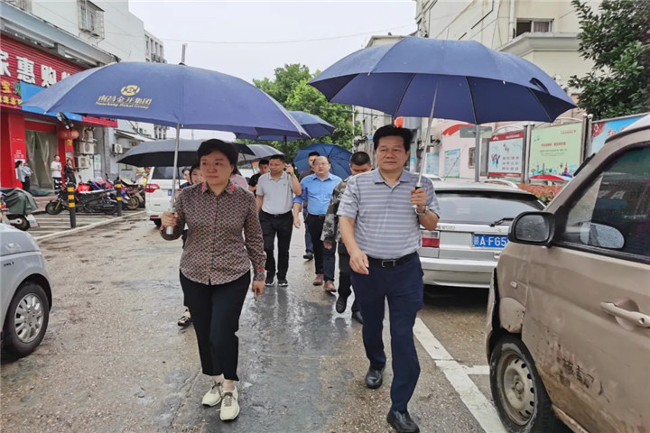 区党工委管委会副主任万红梅督导双港新村文明创建工作