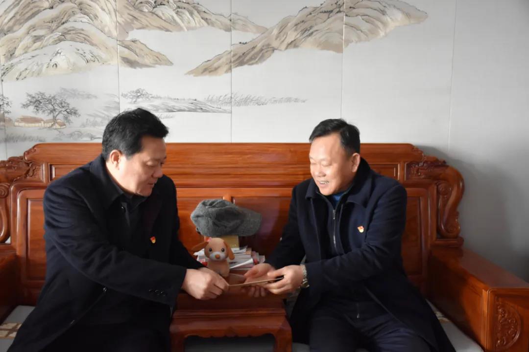 集团党委书记、董事长谢荣华春节前走访慰问退休老党员