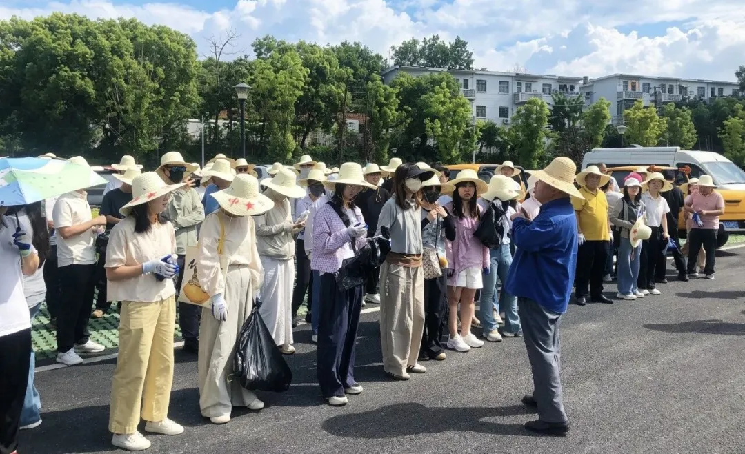 鱼目山公园开展环境美化志愿服务活动