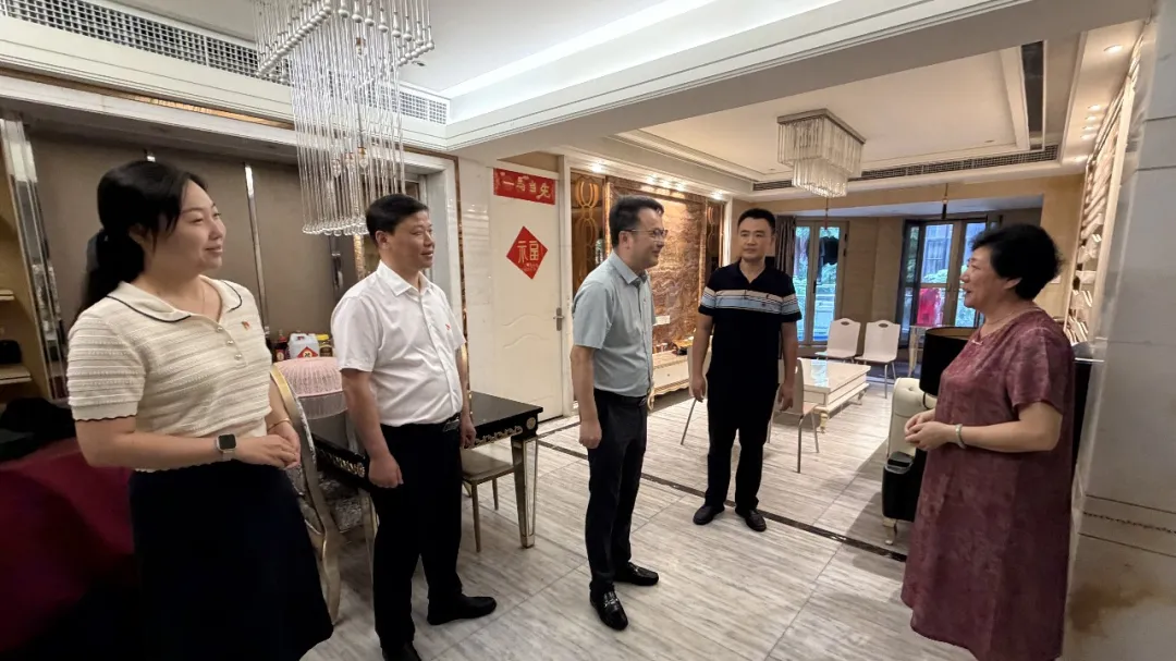 程振华开展“七一”走访慰问活动