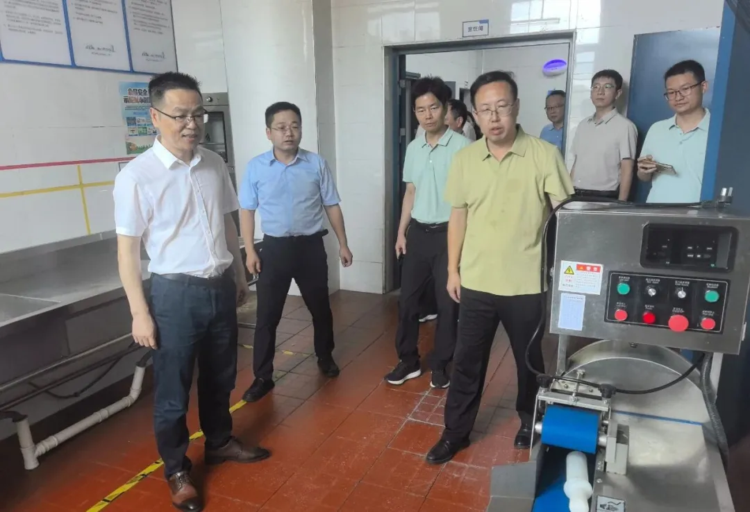 护航开学季  督查保 “食” 安——区党工委委员、纪工委书记晏永青实地督导开学前校园餐保障工作